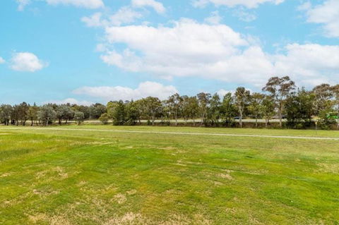 ZMITH Apartment - BROOKE, - Near AIS, GIO Stadium, UC, & Nth - Canberra Hospital - VIC Tourism 3