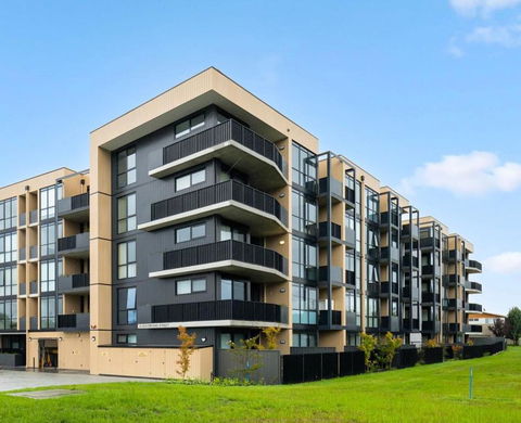 ZMITH Apartment - BROOKE, - Near AIS, GIO Stadium, UC, & Nth - Canberra Hospital - VIC Tourism 1